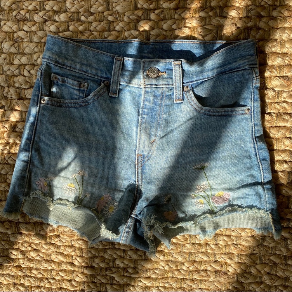 FLORAL LIGHT WASH JEAN SHORTS